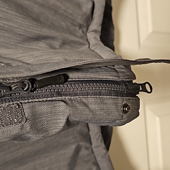 Helly Hansen ski/snowboarding jacket - Picture 8 of 9